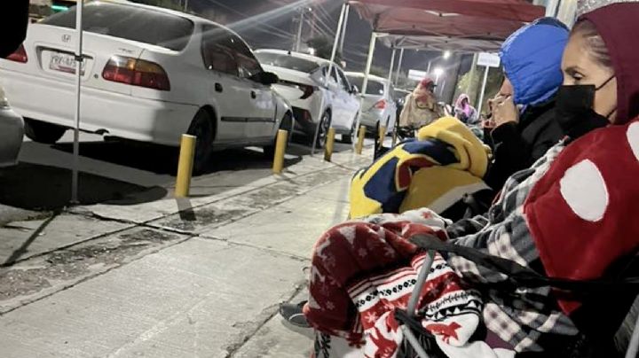 Padres desafían temperaturas bajo cero para alcanzar un lugar escolar para sus hijos en Nuevo Laredo