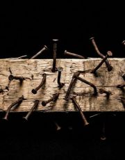 Foto descriptiva de: Hombre sufre brutal agresión; sujetos lo atacan con tabla llena de clavos