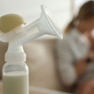 ¿Puedo vacunarme contra el sarampión si estoy amamantando? Esto dicen los expertos en salud