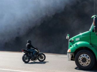 Joven motociclista muere en choque frontal contra tráiler mientras su amigo grababa el momento