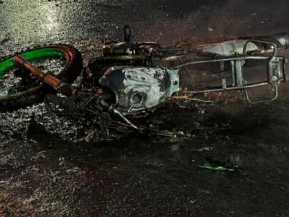 Moto choca contra vehículo y termina en llamas en la Avenida Reforma; unidad se 'carbonizó'
