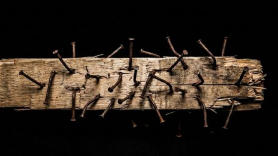 Hombre sufre brutal agresión; sujetos lo atacan con tabla llena de clavos