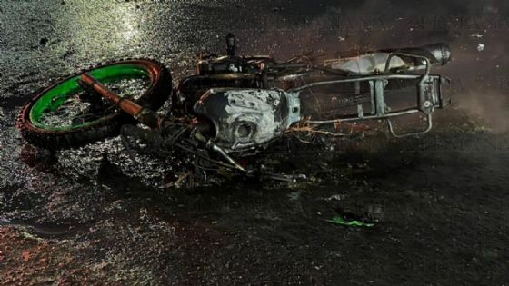 Moto choca contra vehículo y termina en llamas en la Avenida Reforma; unidad se 'carbonizó'