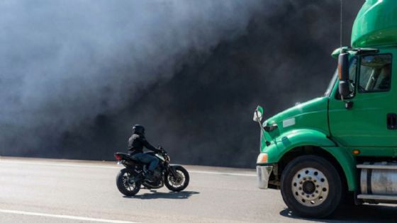 Joven motociclista muere en choque frontal contra tráiler mientras su amigo grababa el momento