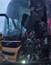 Foto descriptiva de: Cuatro muertos tras carreterazo entre autobús y tráiler; hay otros 25 lesionados