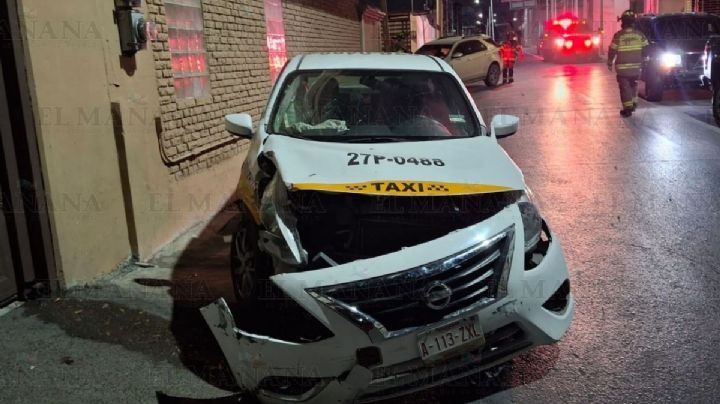 Taxista alcoholizado se 'vuela' el alto y se estampa contra camioneta en Pino Suárez y Obregón