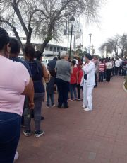 Foto descriptiva de: Vacunación contra el sarampión registra filas de varias cuadras; refuerzan aplicación en Nuevo Laredo