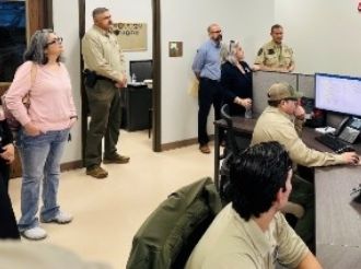 Se acercan colegios católicos de Laredo a la Oficina del Comisario del Condado de Webb