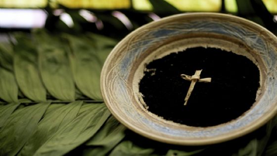 Miércoles de Ceniza 2026: qué significa, cómo se elabora y por qué se impone en la frente