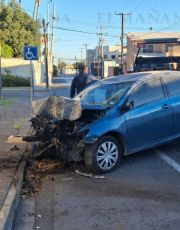 Foto descriptiva de: Toyota queda destrozado en la calle Santos Degollado; se estrelló contra una palma y dos postes