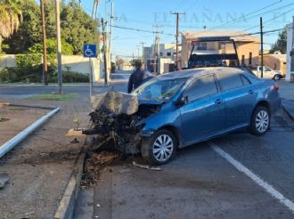 Toyota queda destrozado en la calle Santos Degollado; se estrelló contra una palma y dos postes