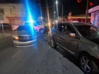 Mujer se pasa el rojo y se estampa contra Avenger en la calle Venezuela; 'chistecito' le saldrá caro