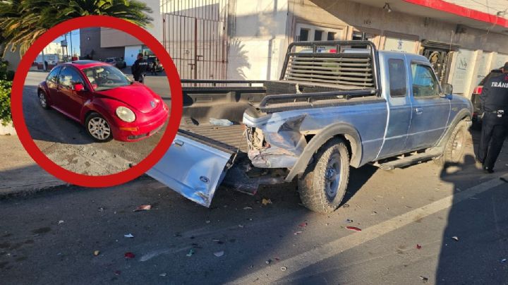 Conductor de Beetle se estampa con camioneta y deja su auto en medio de la calle en Nuevo Laredo