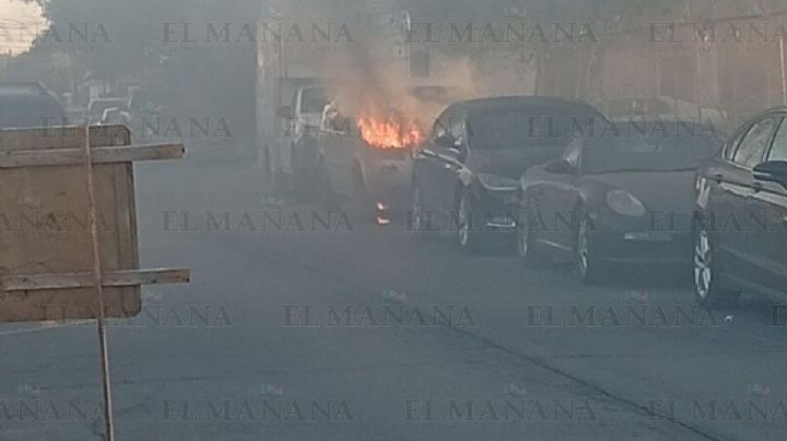 Camioneta se incendia cerca del Seguro Social; llamas dañaron el vehículo severamente