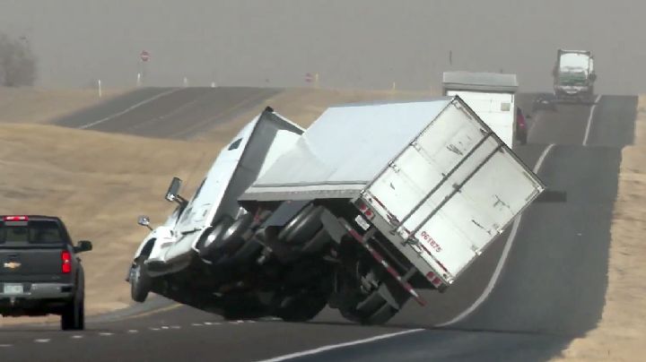 Tráileres vuelan por los fuertes vientos en el norte de Texas; impresionante VIDEO
