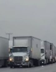 Foto descriptiva de: Reportan más de 10 kilómetros de filas en el Puente III en Nuevo Laredo; este es el motivo | VIDEO
