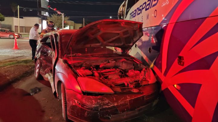 Luis ignora luz roja y provoca choque múltiple en Reforma de Nuevo Laredo; mujer es trasladada a hospital