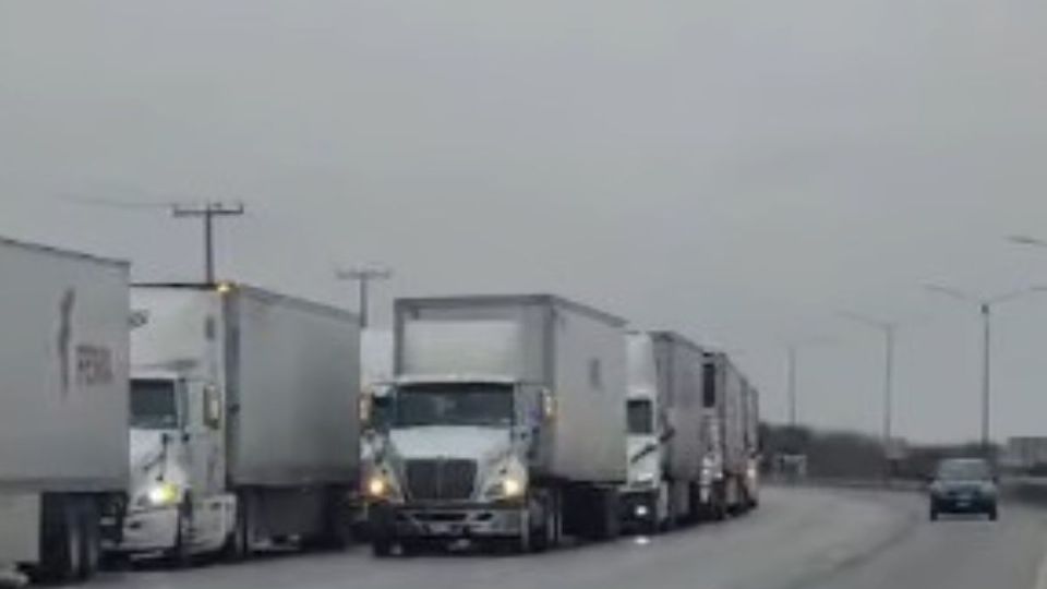 Tractocamiones permanecen varados por kilómetros mientras se realizan pruebas del nuevo sistema AVC