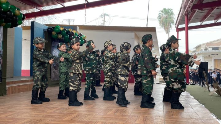 Niños de la Primaria Juana de Asbaje celebran el Día del Ejército Mexicano en Nuevo Laredo