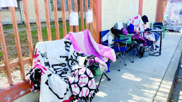 ¿Por qué hay filas afuera de varias escuelas en Nuevo Laredo; papás retan las bajas temperaturas | VIDEO