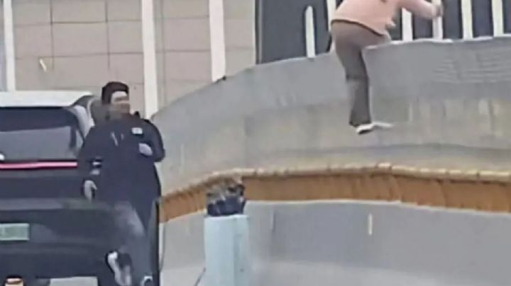 Mujer intenta quitarse la vida saltando de un puente; un hombre la rescata a segundos de caer | VIDEO