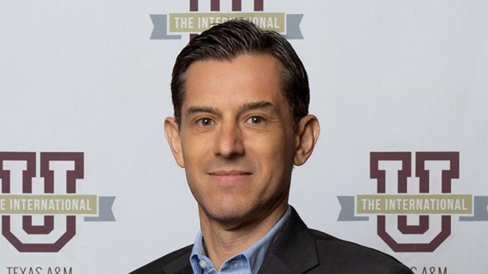 El Dr. Gastón Cedillo-Campos es profesor asistente de la Escuela de Negocios AR Sánchez