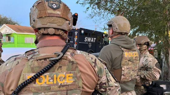 SWAT y elementos de la policía catean dos viviendas en Laredo; ¿de qué se trata el operativo?