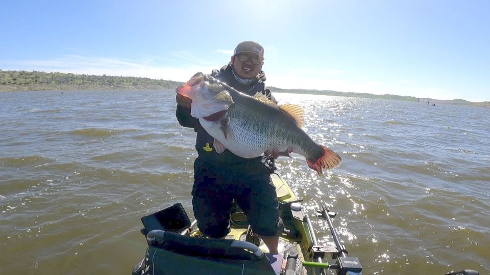 El pescador estaba feliz con su pesado ejemplar