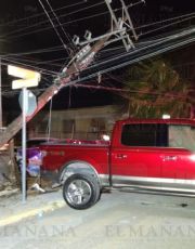 Foto descriptiva de: Camioneta Ford F150 se pasa el alto y provoca fuerte choque en Nuevo Laredo; partió poste de la CFE