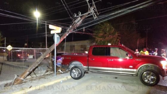 Camioneta Ford F150 se pasa el alto y provoca fuerte choque en Nuevo Laredo; partió poste de la CFE