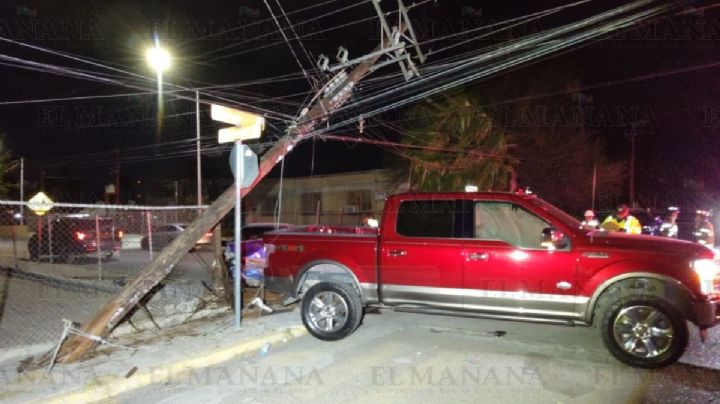 Camioneta Ford F150 se pasa el alto y provoca fuerte choque en Nuevo Laredo; partió poste de la CFE