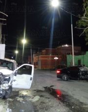 Foto descriptiva de: Choque entre camioneta y auto deja graves destrozos en el poniente; dañaron fachadas y medidores
