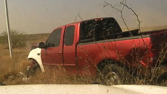 Conductor ebrio huye de DPS en la I-35 y choca contra hidrante en Laredo | VIDEO