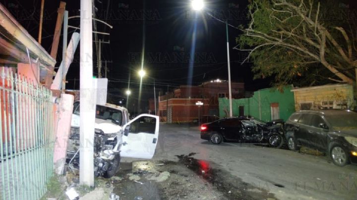 Choque entre camioneta y auto deja graves destrozos en el poniente; dañaron fachadas y medidores