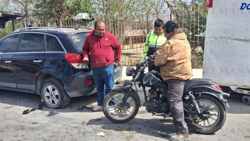 Motociclista casi se mata frente a la Prepa 1 en Nuevo Laredo; derrapó y terminó bajo una camioneta