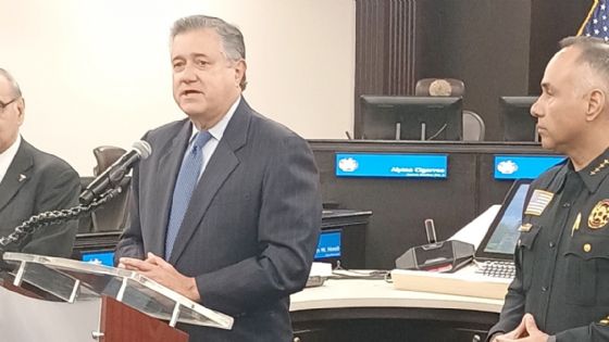Richard Peña Raymond buscará toque de queda para menores de edad en Texas