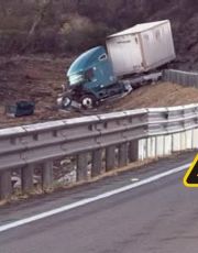 Foto descriptiva de: Alerta en la carretera Nuevo Laredo–Monterrey; tráiler cae a barranco en Mamulique