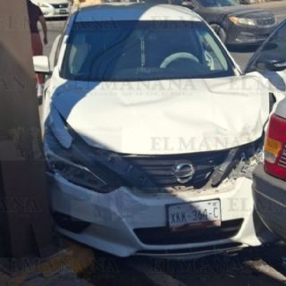 Mujeres chocan frente al cuartel de bomberos y se enfrascan en discusión; 'tú te pasaste el rojo'
