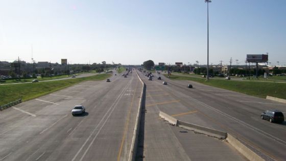 Tractor-tráiler se vuelca en la Carretera Interestatal 35 de Laredo; ¿hay lesionados?
