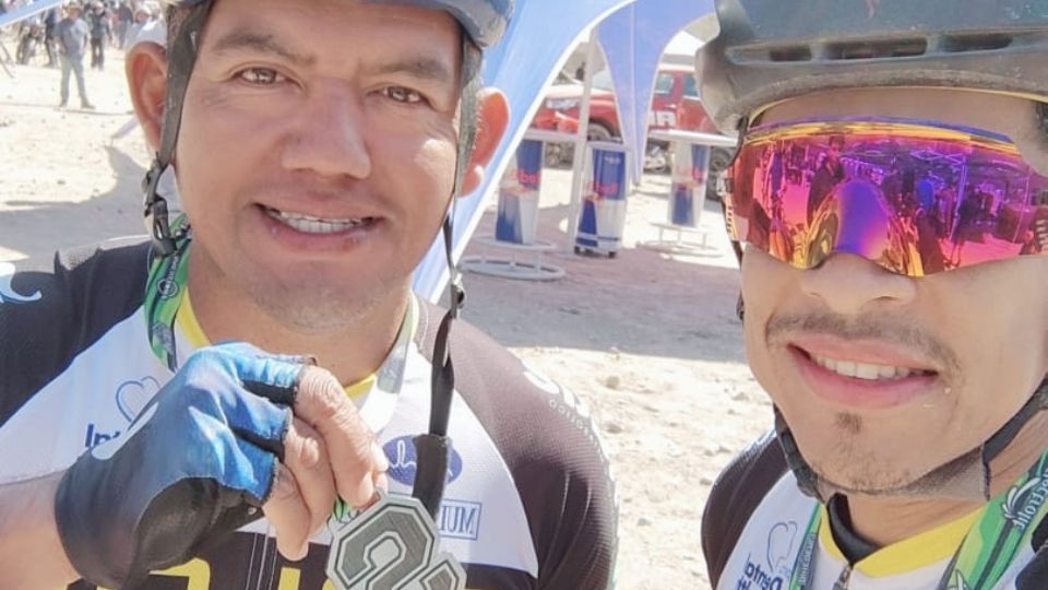 Alberto Colorado y Anselmo Rodríguez se codean con la élite en el Serial Regiomontano de Ciclismo en Santa Catarina, Nuevo León.