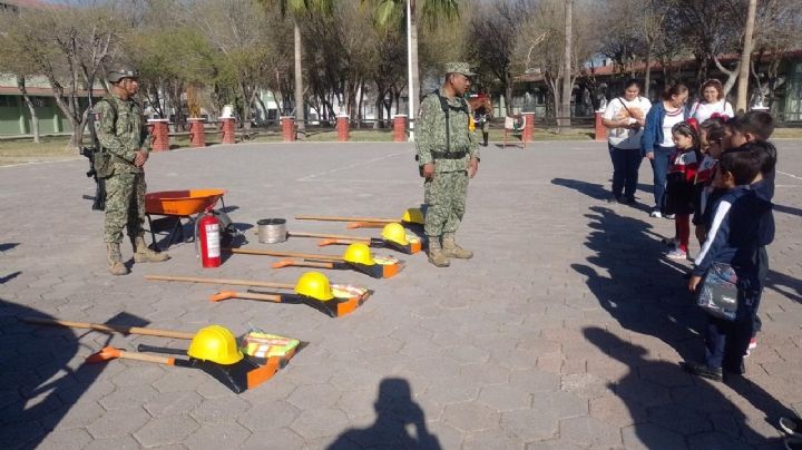 Pequeños soldados por un día en el 29/o Regimiento; alumnos de kínder participan en ceremonia y visita