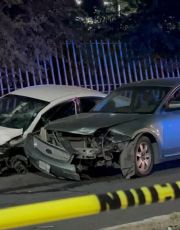 Foto descriptiva de: Tráiler da cerrón y autos colisionan violentamente; conductor muere de forma trágica