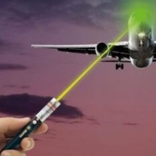 FBI advierte sobre ataques con rayos láser a aeronaves; multas alcanzan hasta 250 mil dólares