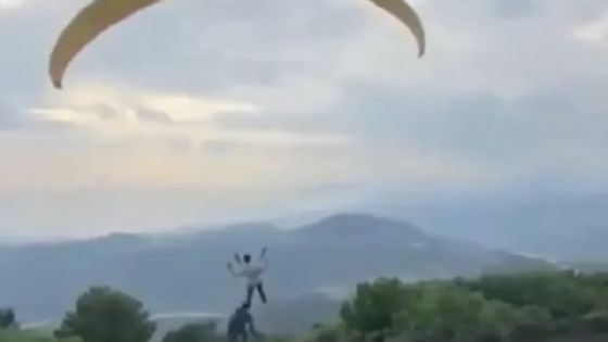 Migrante intenta cruzar frontera en parapente y cae antes de lograrlo | VIDEO