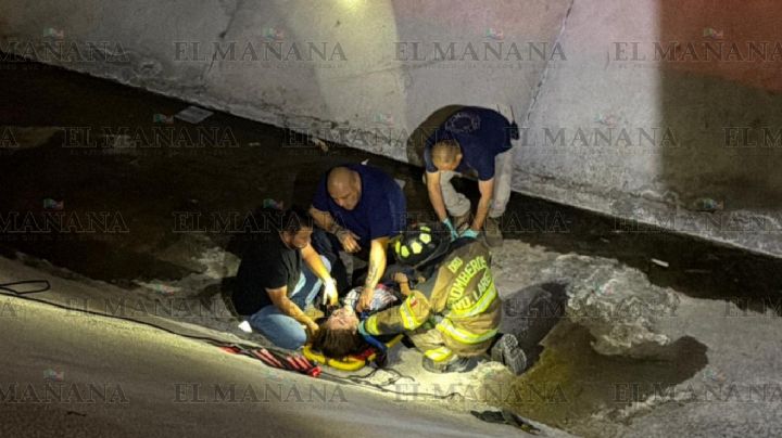 Vehículo cae a canal de concreto en Los Aztecas; mujer termina atrapada en canal pluvial y se salva