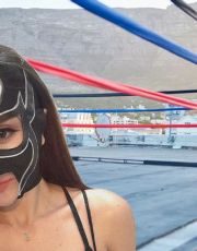 Foto descriptiva de: 'Es por mi salud mental': guapa luchadora se retira a los 24 años; se quita la máscara en redes | FOTO