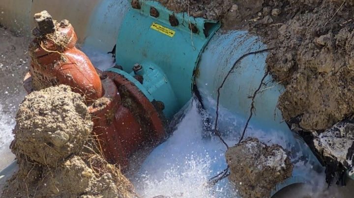 Dos fugas de agua movilizan a servicios públicos de Laredo; reportan afectaciones en presión y suministro