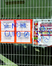 Foto descriptiva de: 'Ya no hay cupo': padres hacen fila día y noche por un lugar en escuela; algunas ya están llenas