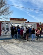 Foto descriptiva de: Padres de familia acusan a primaria de Nuevo Laredo por discriminación a niños; esto ocurrió