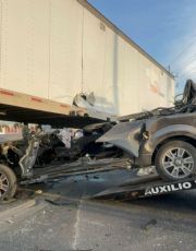Foto descriptiva de: Joven de 22 años queda prensado en brutal accidente; tráiler invade carril y lo deja grave | VIDEO